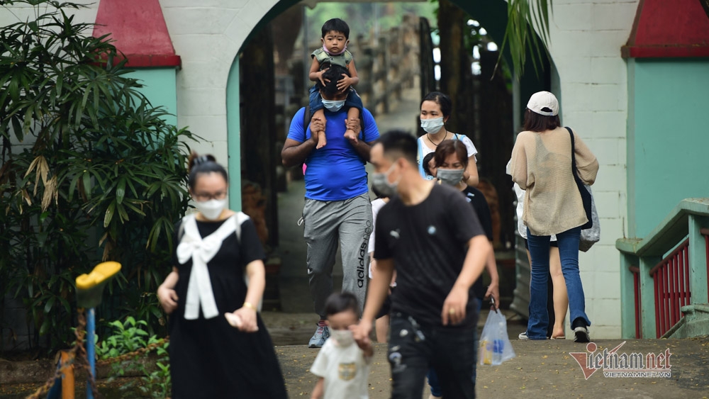 Crowds descend on Saigon Zoo on reopening day